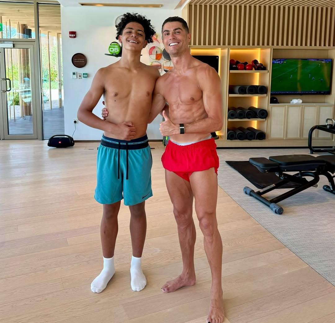  ފުޓްބޯޅައިގެ ތާރީޚުގައި ފެންނާނެ އެންމެ ތަފާތު އެއްމަންޒަރު - ރޮނާލްޑޯ އާއި އޭނާގެ ދަރިފުޅު އެކުގައި ކުޅުމުގެ ހުވަފެން ހަގީގަތަކަށް