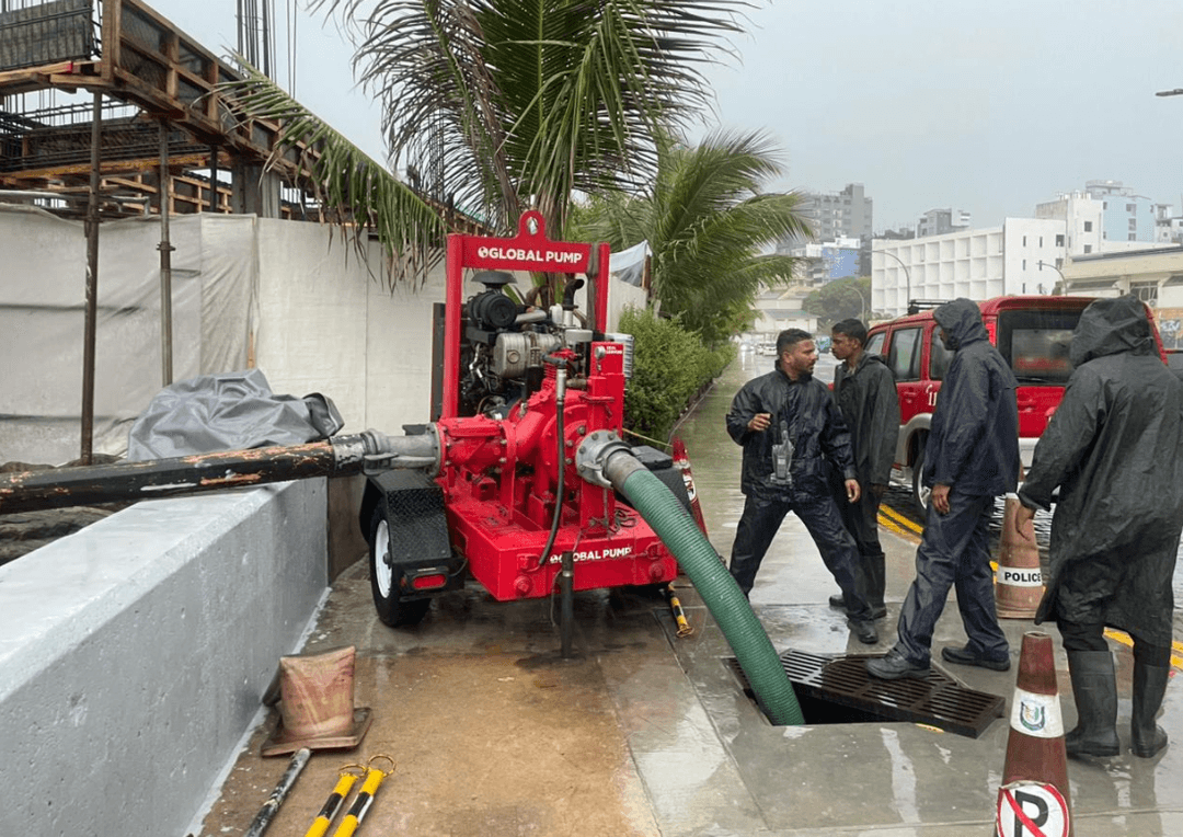 ވާރޭވެހި މާލޭގެ މަގުތަކުގައި ފެންބޮޑުވަމުން ދާތީ، ފެން ހިންދުމުގެ މަސައްކަތަށް ސިފައިން ނުކުމެއްޖެ