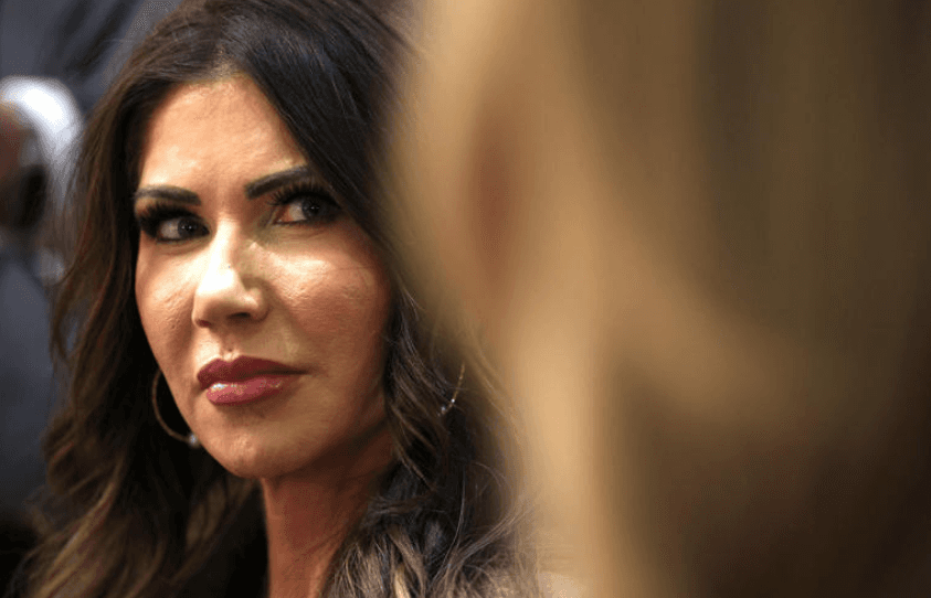 ޓްރަމްޕް މަގާމުން ވަކިކުރި ފަހުން "އައި.ސީ.އީ ބާބީ" އިތުރު ފަޟީހަތެއްގެ ތެރެއަށް