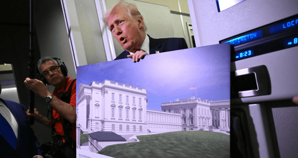 ޓްރަމްޕާއި އެމެރިކާގެ އިސްވެރިން ބައިވެރިވި ވައިޓް ހައުސް ކޮރެސްޕޮންޑެންޓްސް ޑިނަރގެ ތެރެއަށް ބަޑި ޖަހައިފި