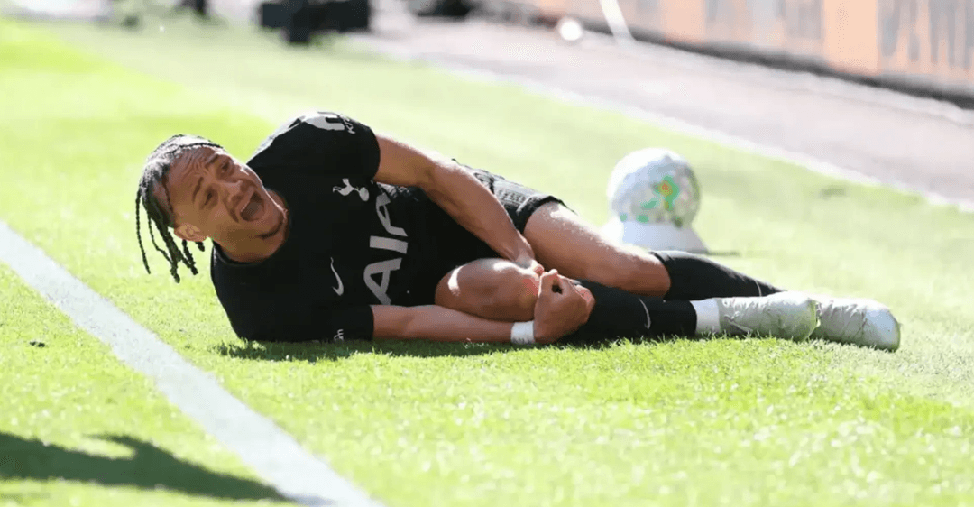 ނެދަލެންޑްގެ ތެރި ޒަވީ ސިމޮންސްއަށް އަނިޔާވެ ވޯލްޑްކަޕް ގެއްލިއްޖެ