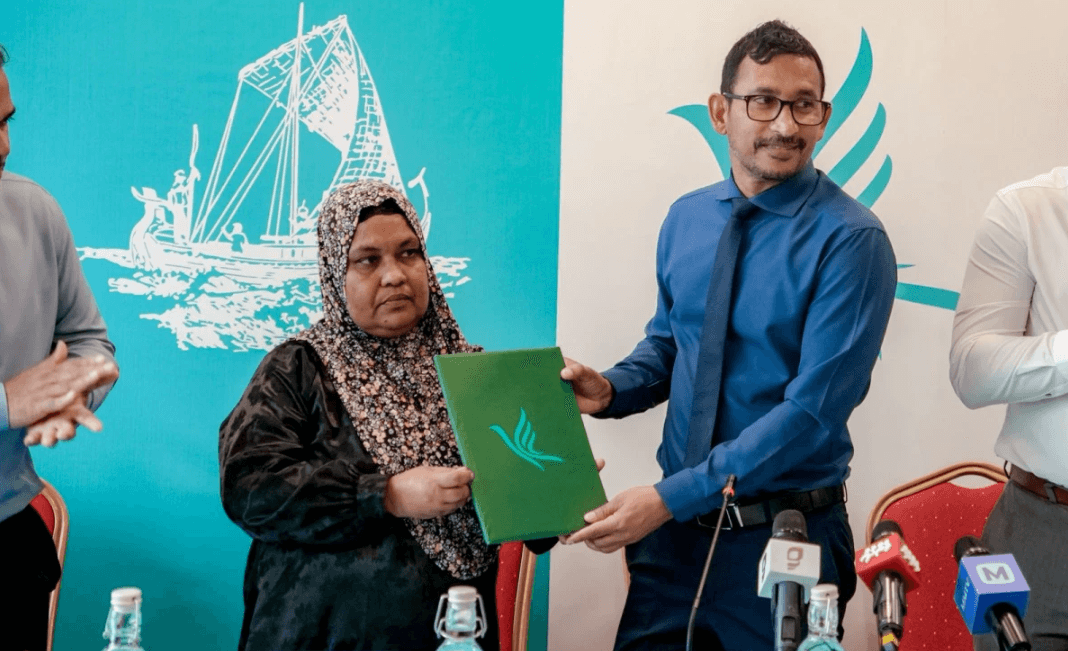 ޝަހީމާ ޕީއެންސީ އަށް ސޮއިކުރަށްވައި ފޯމު ހަވާލުކުރަށްވަނީ، ފޮޓޯ:ޕީއެންސީ