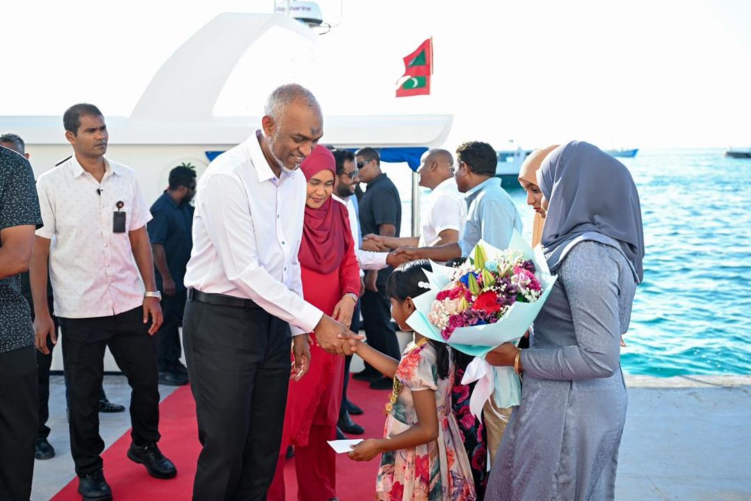 ރައީސަކަށް ރަސްދޫއިން ދެންނެވި އެންމެ ހޫނު މަރުހަބާ ރައީސް ޑރ. މުޢިއްޒުއަށް!