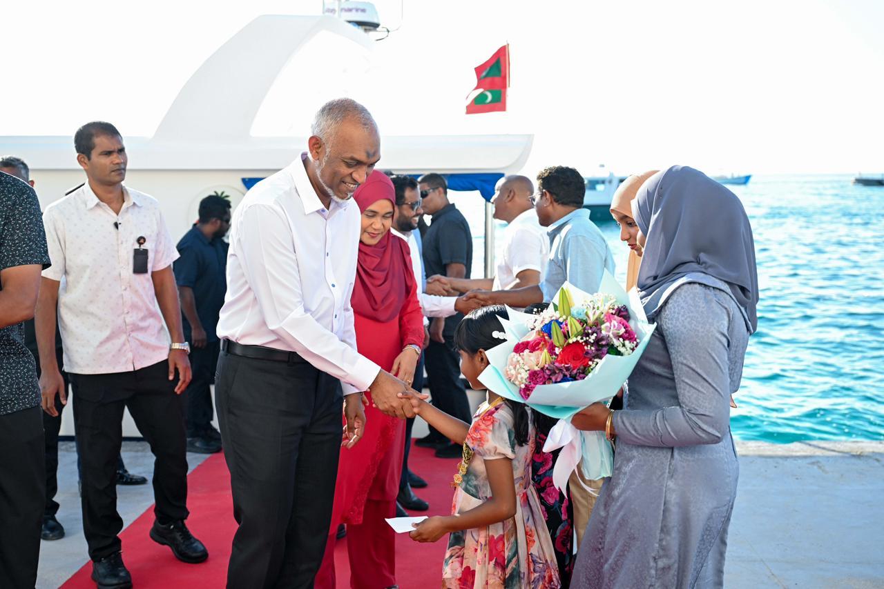 ރައީސަކަށް ރަސްދޫއިން ދެންނެވި އެންމެ ހޫނު މަރުހަބާ ރައީސް ޑރ. މުޢިއްޒުއަށް!