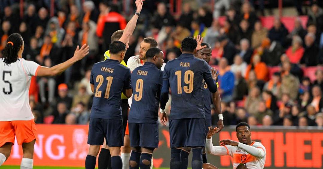 މެޗުގެ ކުރީކޮޅުގައި ދެއްކި ރަތްކާދާއެކު ނެދަލޭންޑްސް އާއި އިކުއެޑޯ ވާދަކުރި މެޗު ހަމަހަމަ