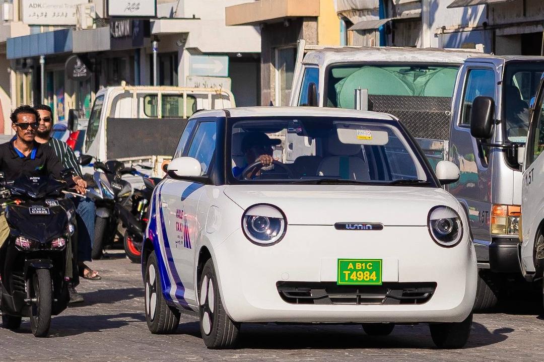 އިލެކްޓްރިކް އުޅަނދުތަކުގެ ނަންބަރު ބޯޑު އާ ގަވާއިދަށް ބަދަލުކުރަން ބާކީ އެއް މަސްދުވަސް: ފުލުހުން