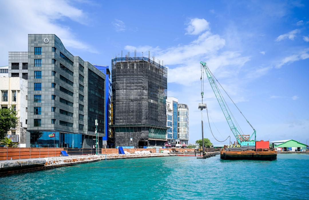 ބޮޑުތަކުރުފާނު މަގު މަސައްކަތް: 400 މީޓަރުގެ ސަރަހައްދެއްގައި ޝީޓް ޕައިލްކޮށްފި