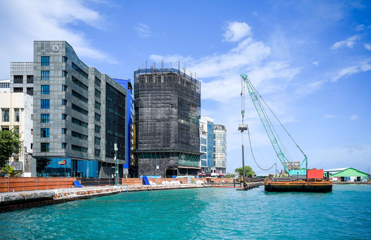 ބޮޑުތަކުރުފާނު މަގު މަސައްކަތް: 400 މީޓަރުގެ ސަރަހައްދެއްގައި ޝީޓް ޕައިލްކޮށްފި