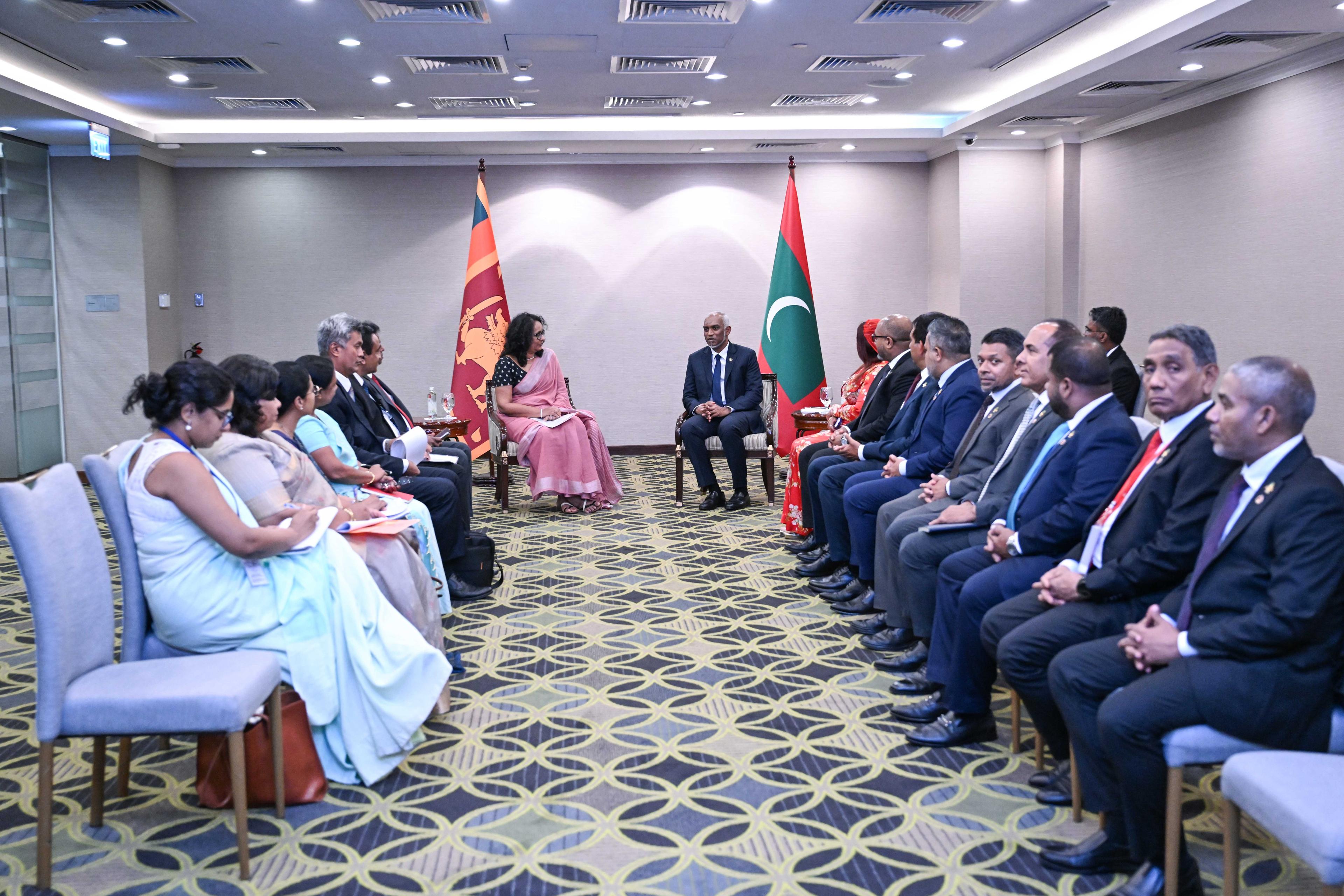 ސްރީލަންކާގެ ބޮޑުވަޒީރު، ރައީސް ޑރ. މުޢިއްޒުގެ އަރިހަށް އިޙުތިރާމުގެ ޒިޔާރަތެއް ކުރައްވައިފި