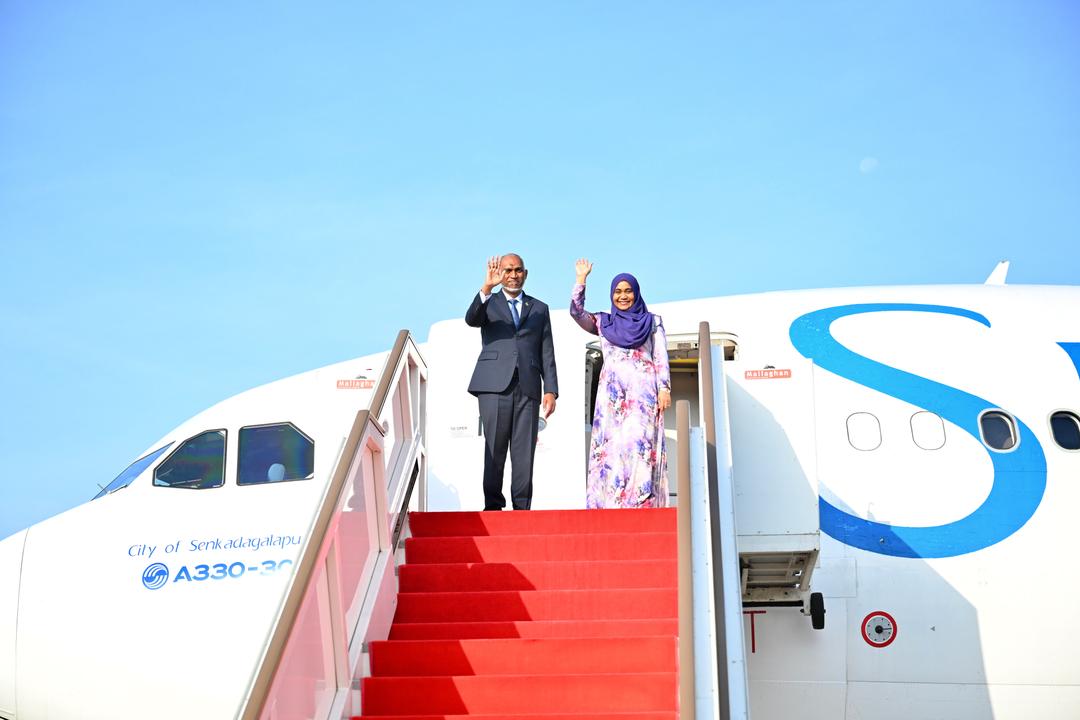 ފުރަމާނަ ދަތުރުފުޅަށްފަހު ރައީސުލްޖުމްހޫރިއްޔާގެ ދެކަނބަލުން މާލެ ވަޑައިގެންފި