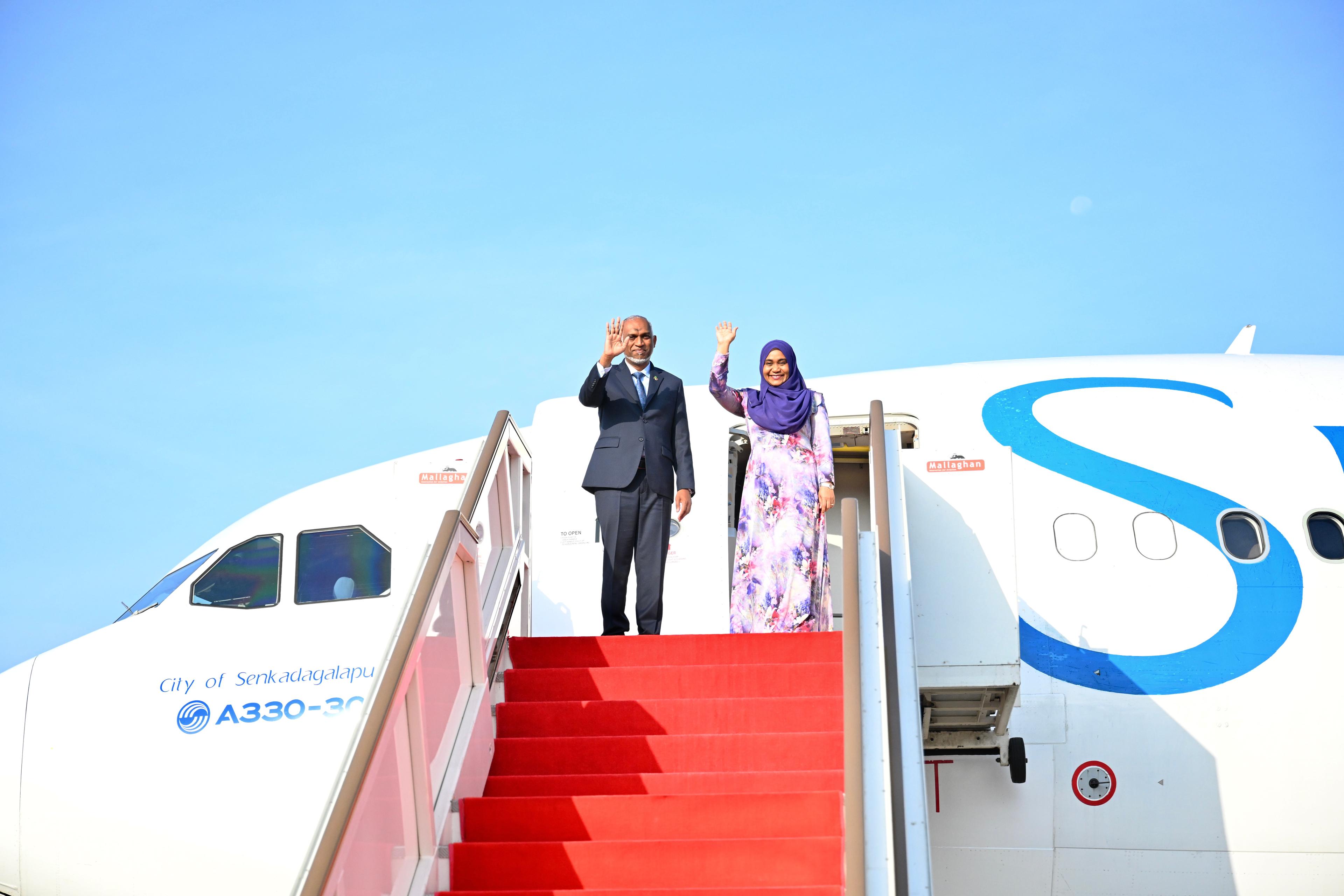 ފުރަމާނަ ދަތުރުފުޅަށްފަހު ރައީސުލްޖުމްހޫރިއްޔާގެ ދެކަނބަލުން މާލެ ވަޑައިގެންފި