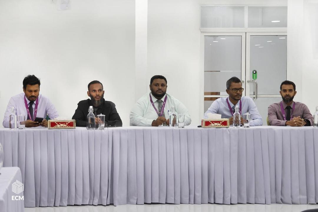  ޑޮކިއުމެންޓްރީއާ ގުޅޭ  ކޯޓު އަމުރާ އެއްގޮތަށް ސިޔާސީ ހަރަކާތްތައް ހިންގުމަށް އީސީން އަންގައިފި
