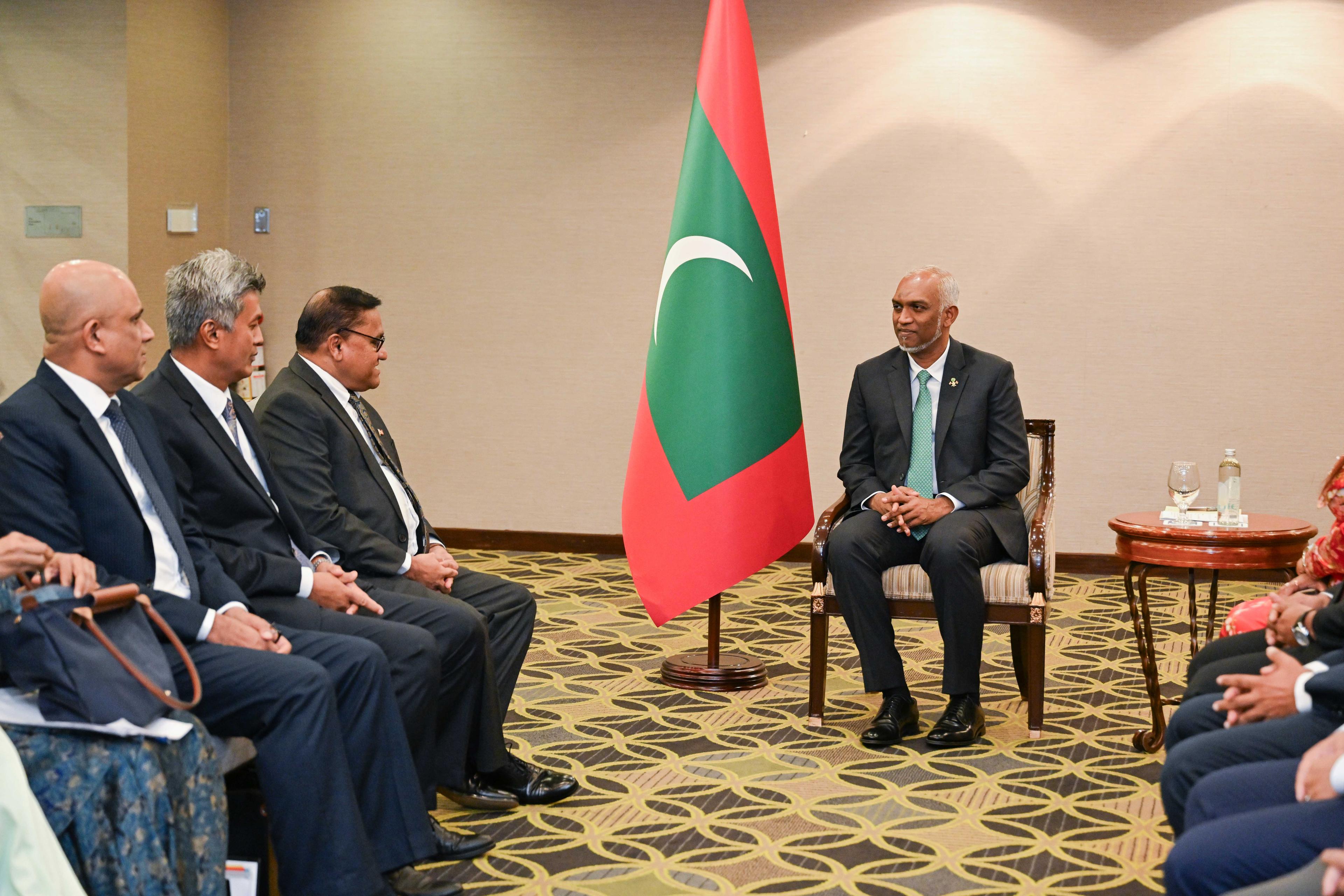 ގިނަ ދާއިރާތަކަކުން ގުޅުން ބަދަހި ކުރުމަށް ލަންކާ އާއެކު މަޝްވަރާކޮށްފި