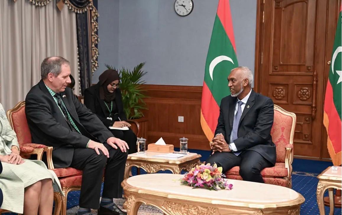 އިނގރޭސި ވިލާތުން ރާއްޖެ އަށް ކަނޑައަޅާފައި ހުންނަވާ ސަފީރު ނިކް ލޯ އާއި ރައީސް މުޢިއްޒު ބައްދަލުކުރަށްވަނީ، ފޮޓޯ: ރައީސް އޮފީސް