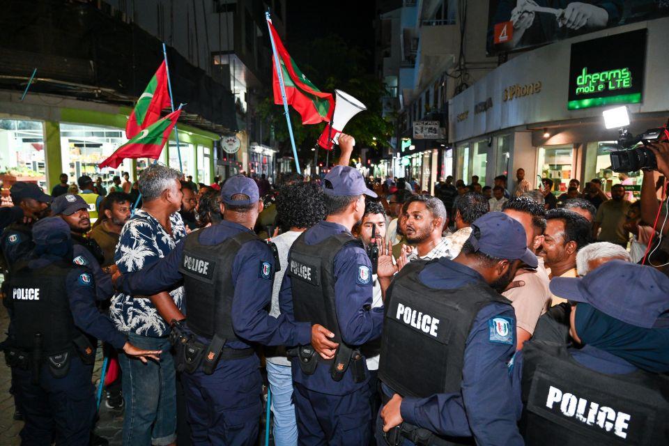 ކަނޑައެޅިފައިވާ ސަރަހައްދުތަކުން ބޭރުގައި، އެއްވުންތައް ބޭއްވުމުގެ ފުރުސަތު ނުދޭނަން: ފުލުހުން