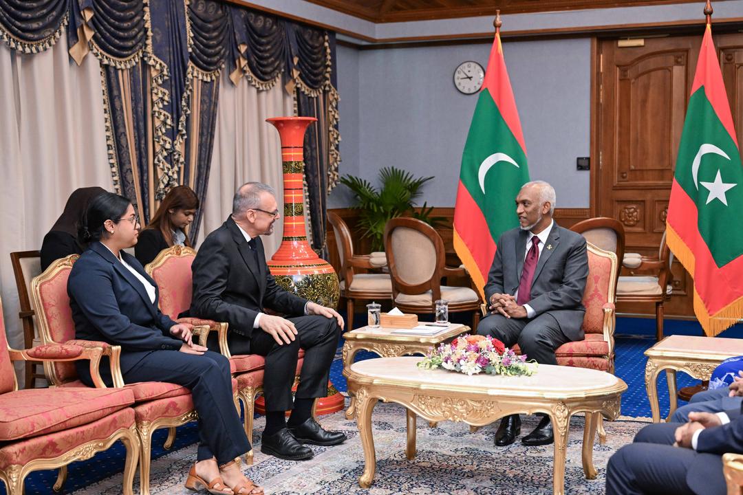 ތިން ގައުމެއްގެ އައު ސަފީރުން ސަފީރުކަމުގެ ފަތްކޮޅު ރައީސުލްޖުމްހޫރިއްޔާއަށް އަރުވައިފި