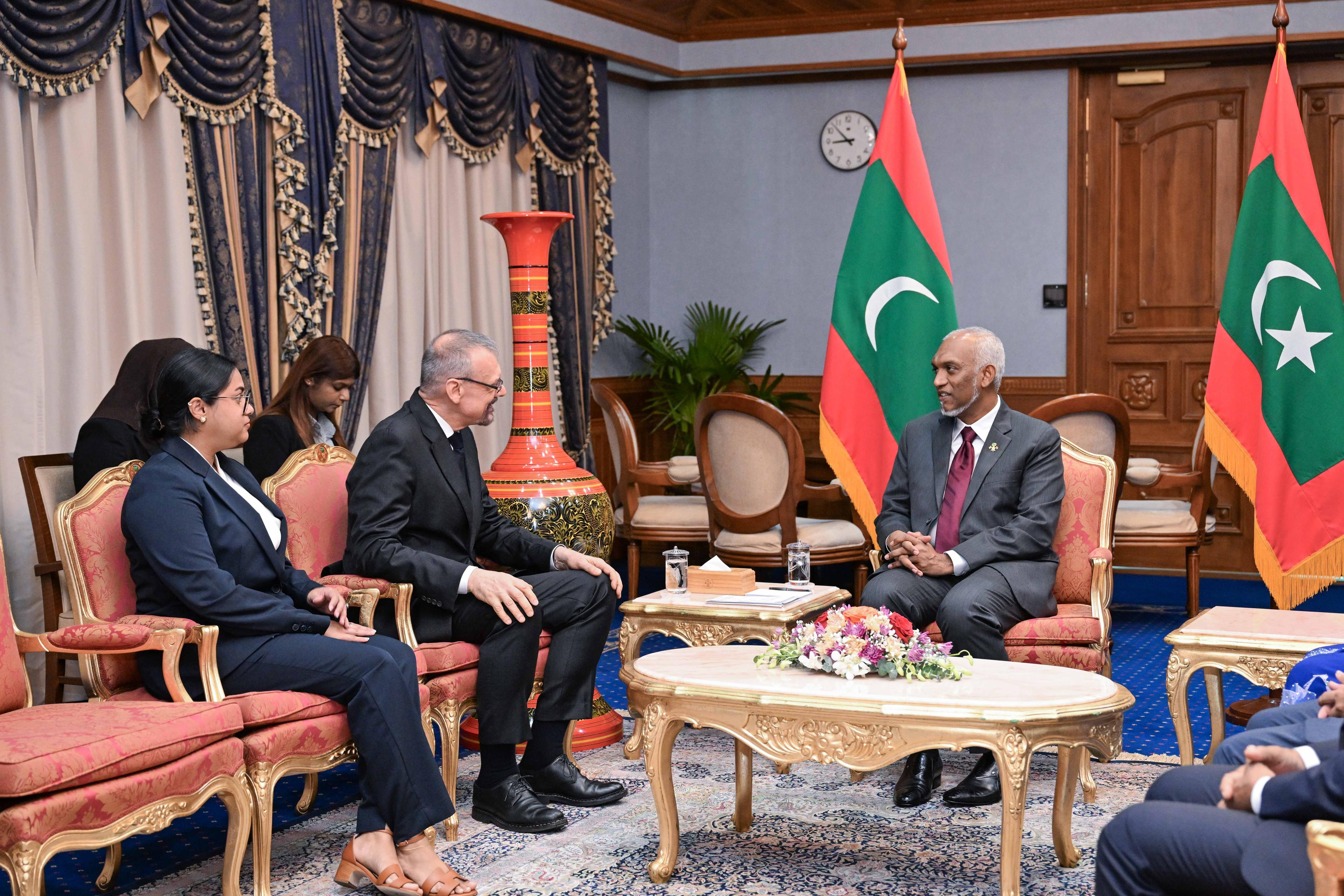 ތިން ގައުމެއްގެ އައު ސަފީރުން ސަފީރުކަމުގެ ފަތްކޮޅު ރައީސުލްޖުމްހޫރިއްޔާއަށް އަރުވައިފި