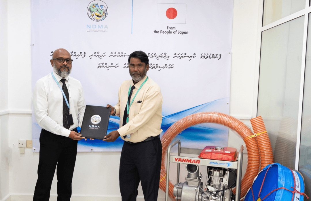 ޖަޕާނުގެ އެހީގައި ލިބުނު ފެން ހިންދާ ޕަމްޕުތައް ފަސް ރަށެއްގެ ކައުންސިލާ ހަވާލުކޮށްފި