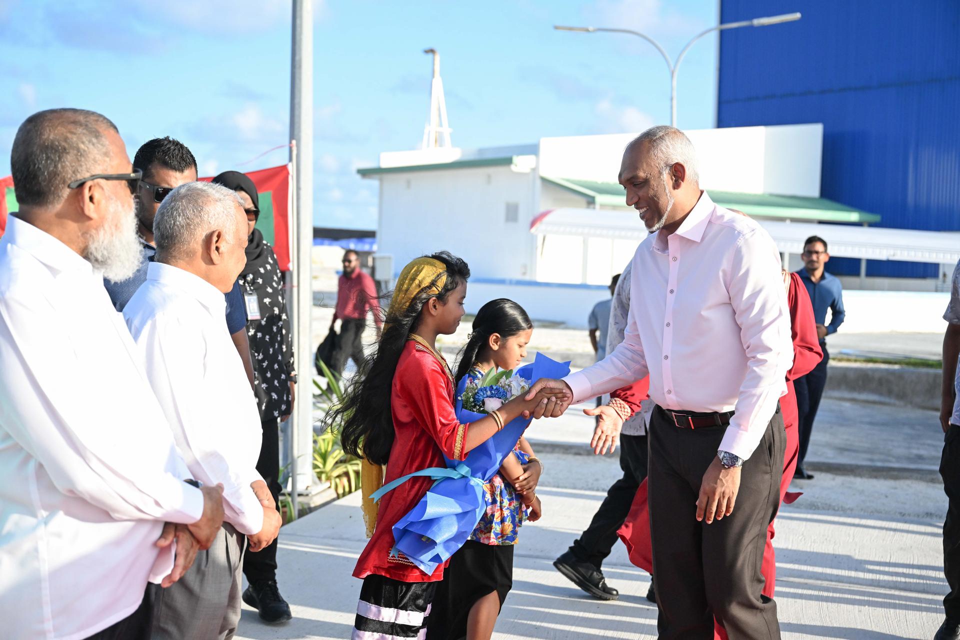 ރައީސްގެ ދެކަނބަލުން ދ. މީދޫއަށް ވަޑައިގެންނެވުމުން ހޫނު މަރުޙަބާ އެއް 