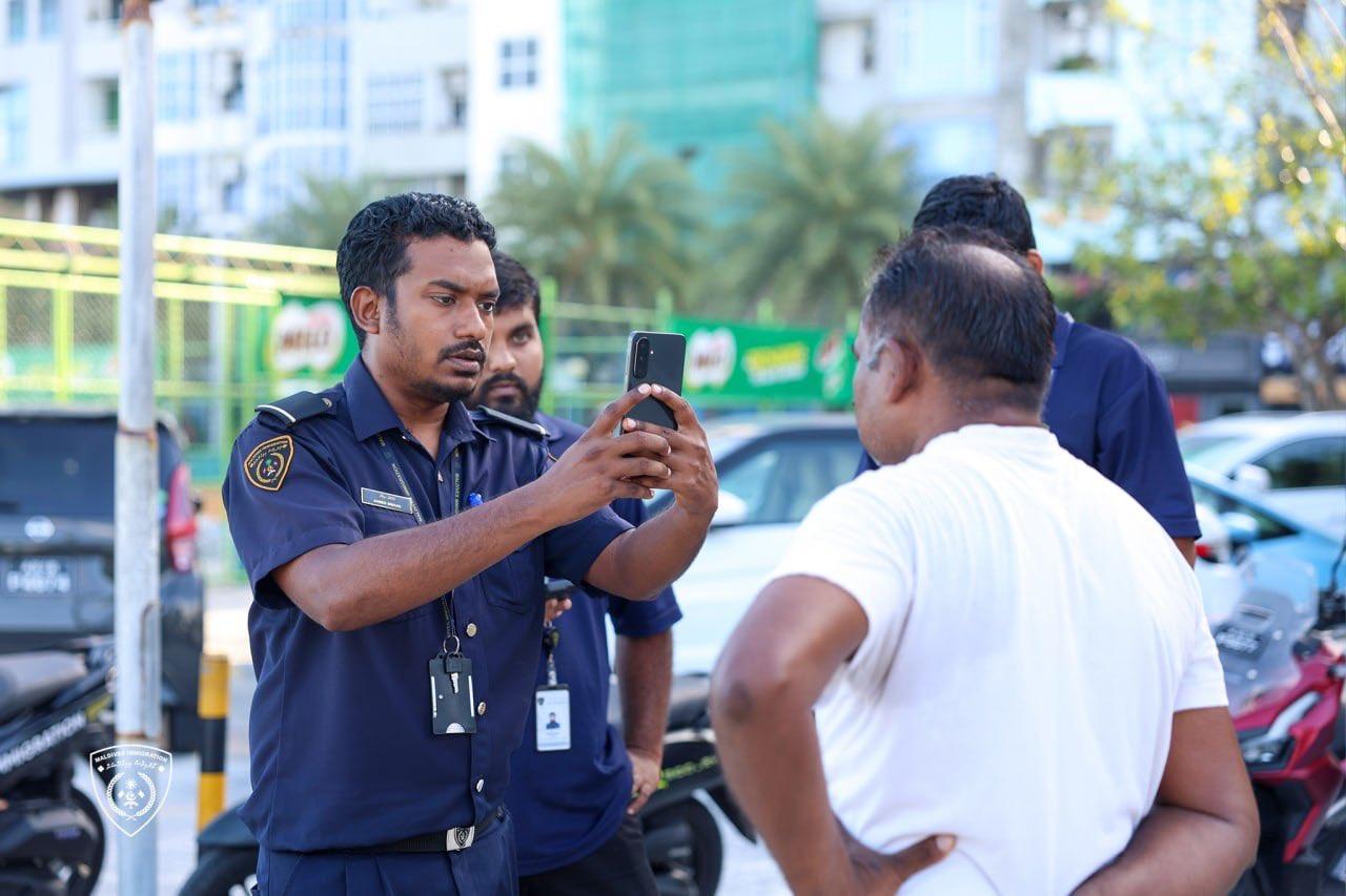 ޤަވައިދާ ހިލާފަށް އުޅެމުންދިޔަ ބިދޭސީއަކު އިމިގްރޭޝަންގެ ބެލުމުގެ ދަށަށް!