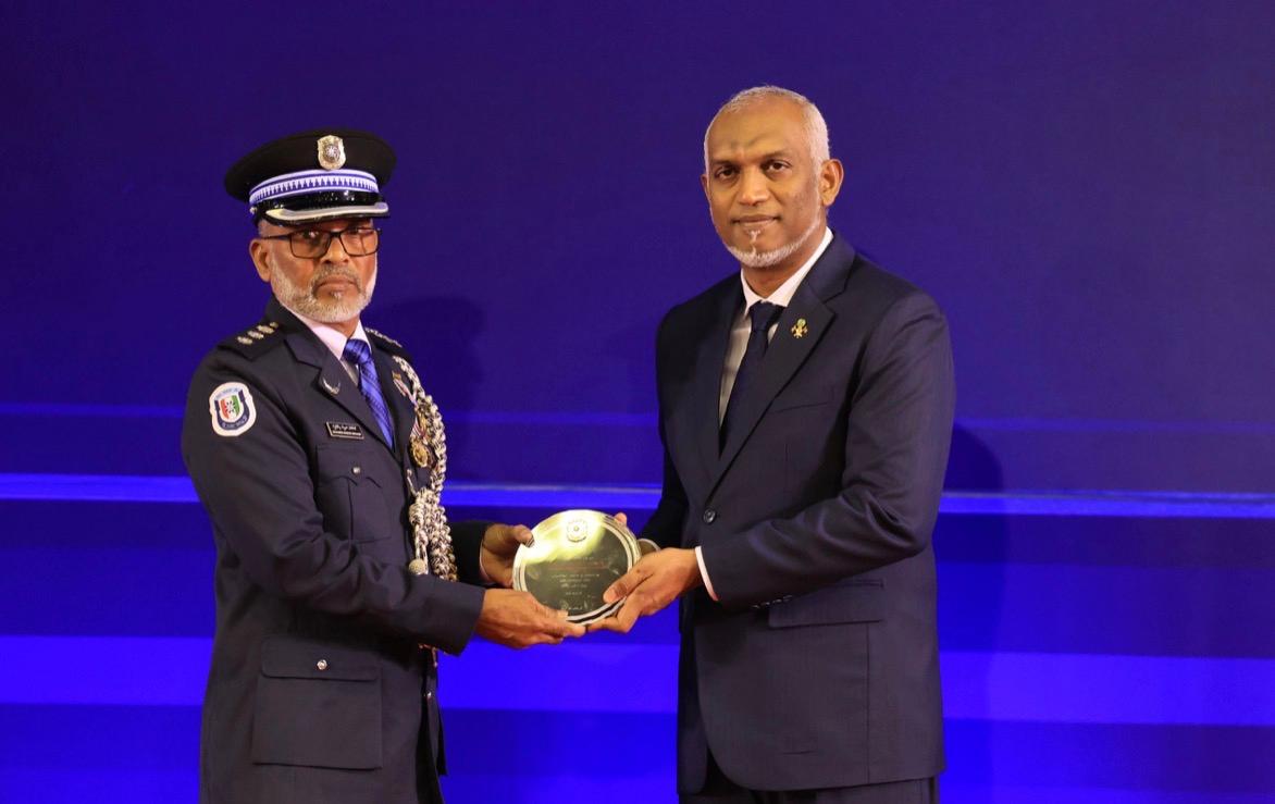 ރައީސް 20 ފުލުހަކަށް ކުލަ އަދި 7 ފުލުހަކަށް މެޑަލް އަރުވައިފި