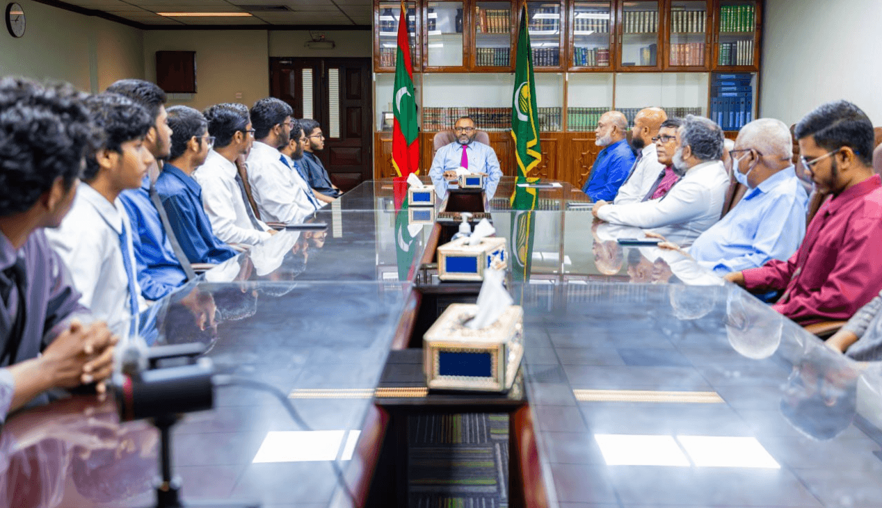 މާލެ ސަރަހައްދު ފާހަގަކޮށްލެވޭ ޒުވާން ޚަތީބުންނާއި ވަޒީރު ބައްދަލުކުރެއްވުން، ފޮޓޯ: އިސްލާމިކް މިނިސްޓްރީ