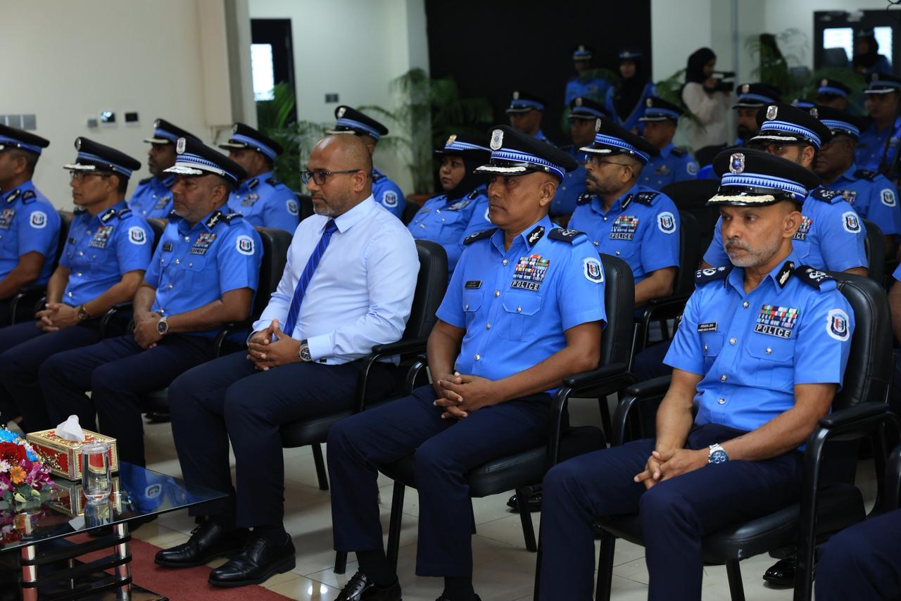 މާލެ އޭރިއާގައި މަސައްކަތްކުރާ ފުލުހުންނަށް ޝަރަފުގެ ނިޝާން ދީފި