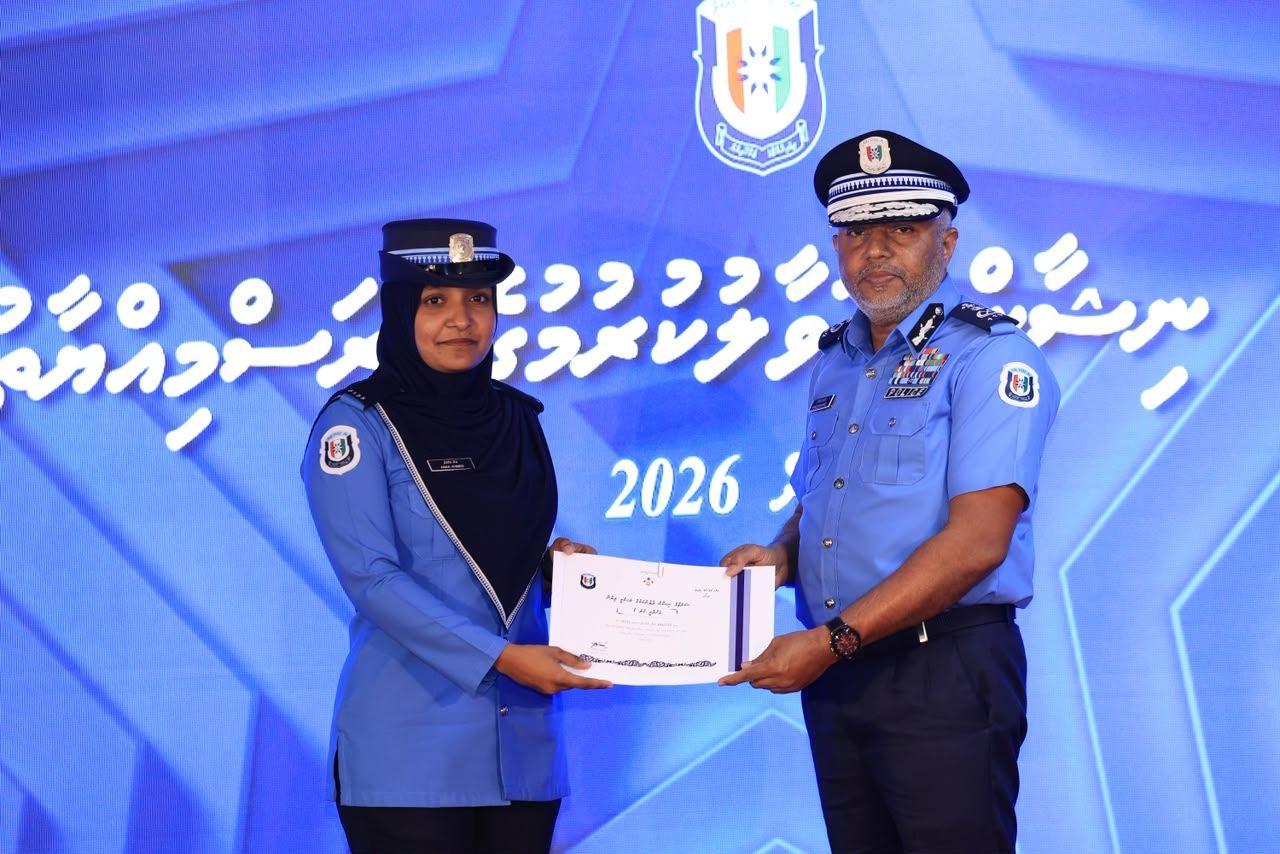 މާލެ އޭރިއާގައި މަސައްކަތްކުރާ ފުލުހުންނަށް ޝަރަފުގެ ނިޝާން ދީފި