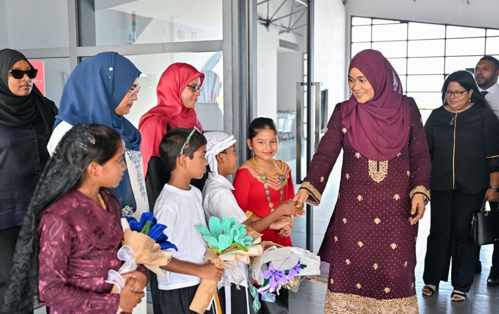 ރައީސުލްޖުމްހޫރިއްޔާގެ އަނބިކަނބަލުން މުލަކަށް ވަޑައިގެންފި