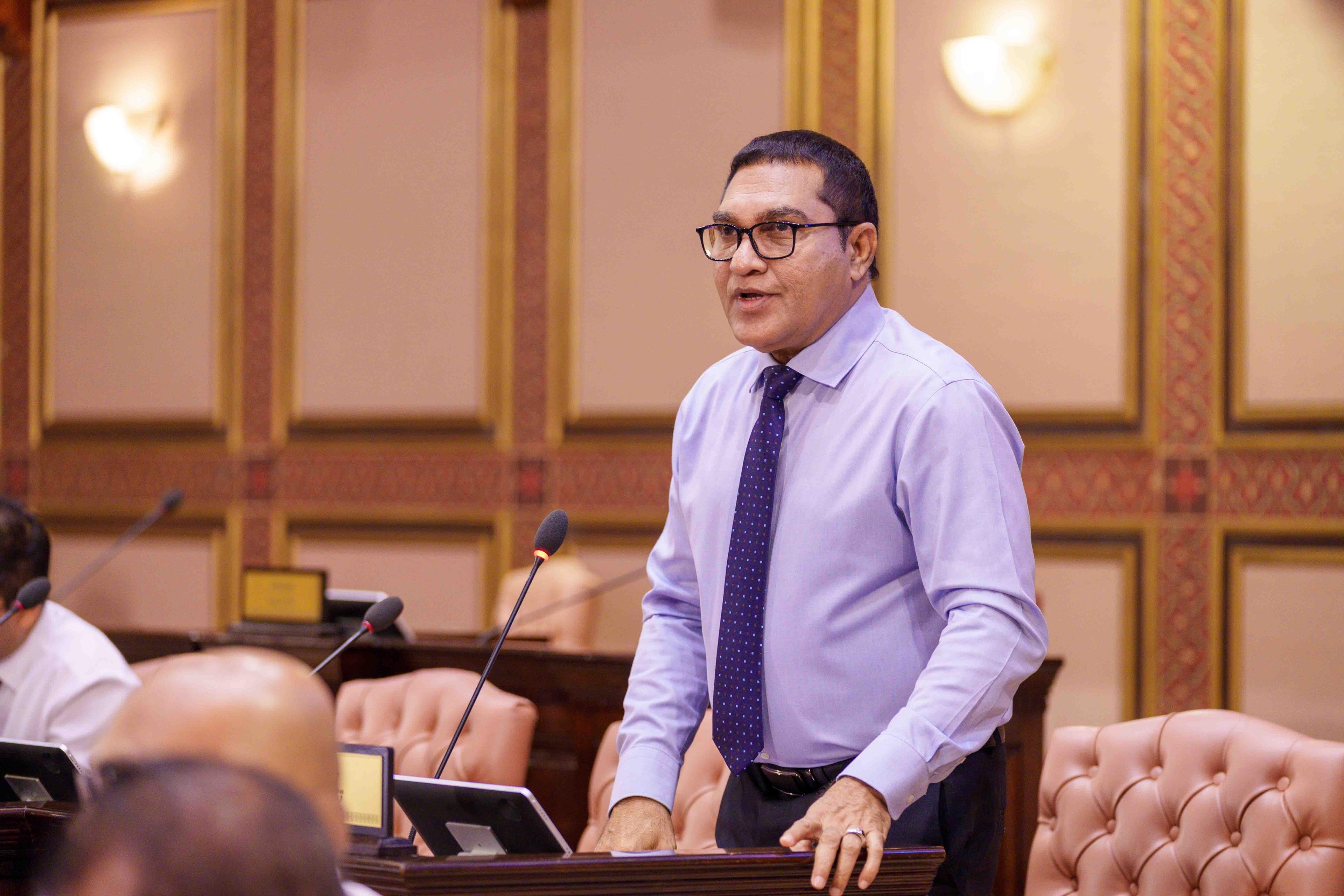 ފޭދޫ ދާއިރާގެ މެންބަރު އިބްރާޙީމް ދީދީ (އައިބީ) ރައްޔިތުންގެ މަޖިލީހުގެ ޖަލްސާގައި ވާހަކަ ދައްކަވަނީ. –ފޮޓޯ/މަޖިލިސް