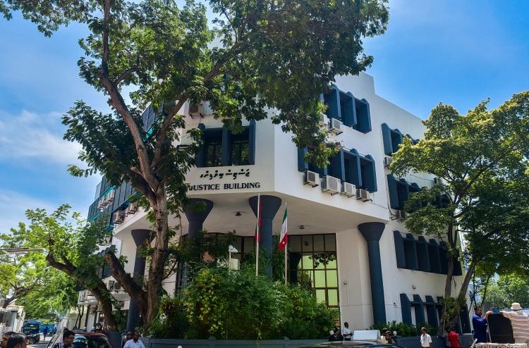 ސިވިލް ކޯޓުގެ ގާޟީކަމަށް، ހުޅުވާލުމުން 42 މީހަކު ކުރިމަތި ލައިފި