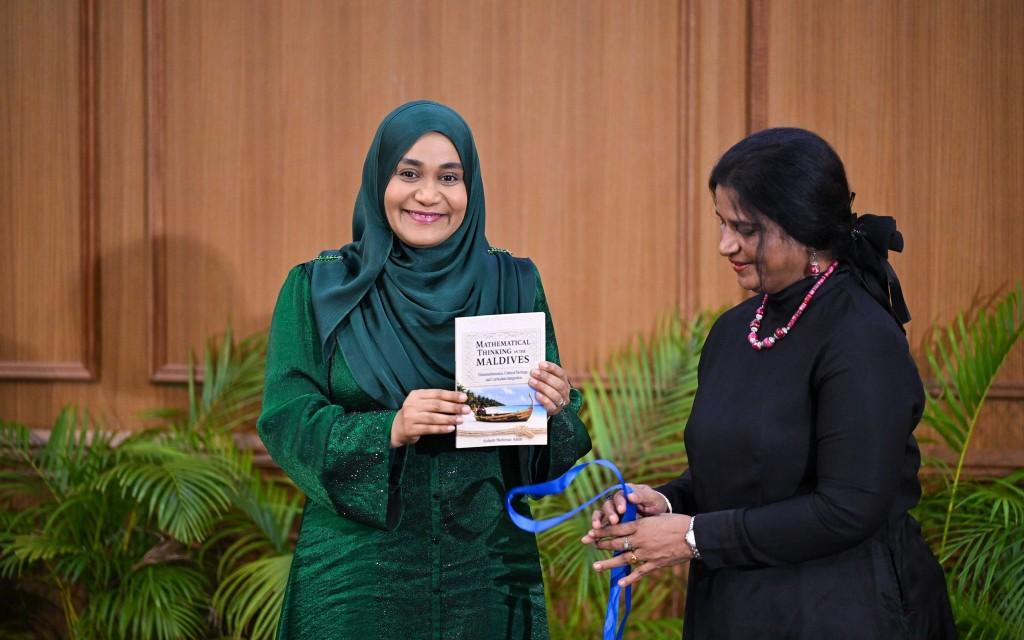 ރާއްޖޭގެ ހިސާބު ޢިލްމުގެ ތާރީޚް ފޮތް ފަސްޓް ލޭޑީ ނެރެދެއްވައިފި