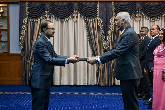 އަށް ގައުމެއްގެ ސަފީރުން، ރައީސުލްޖުމްހޫރިއްޔާ އަށް ސަފީރުކަމުގެ ފަތްކޮޅު އަރުވައިފި