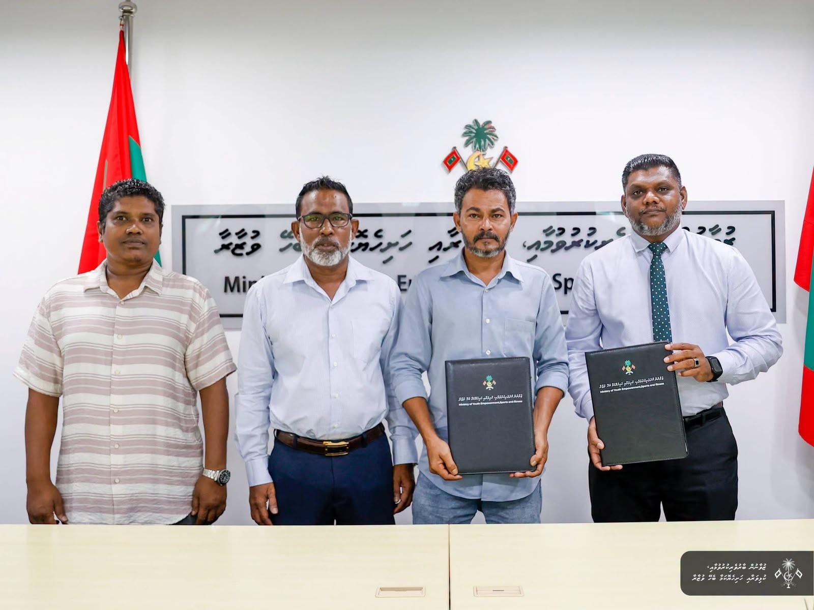 ތިން ރަށެއްގައި ހޭންޑްބޯޅަ ކޯޓު ކޯޓު އަޅަން މެގަލިންކްސްއާ ހަވާލުކޮށްފި
