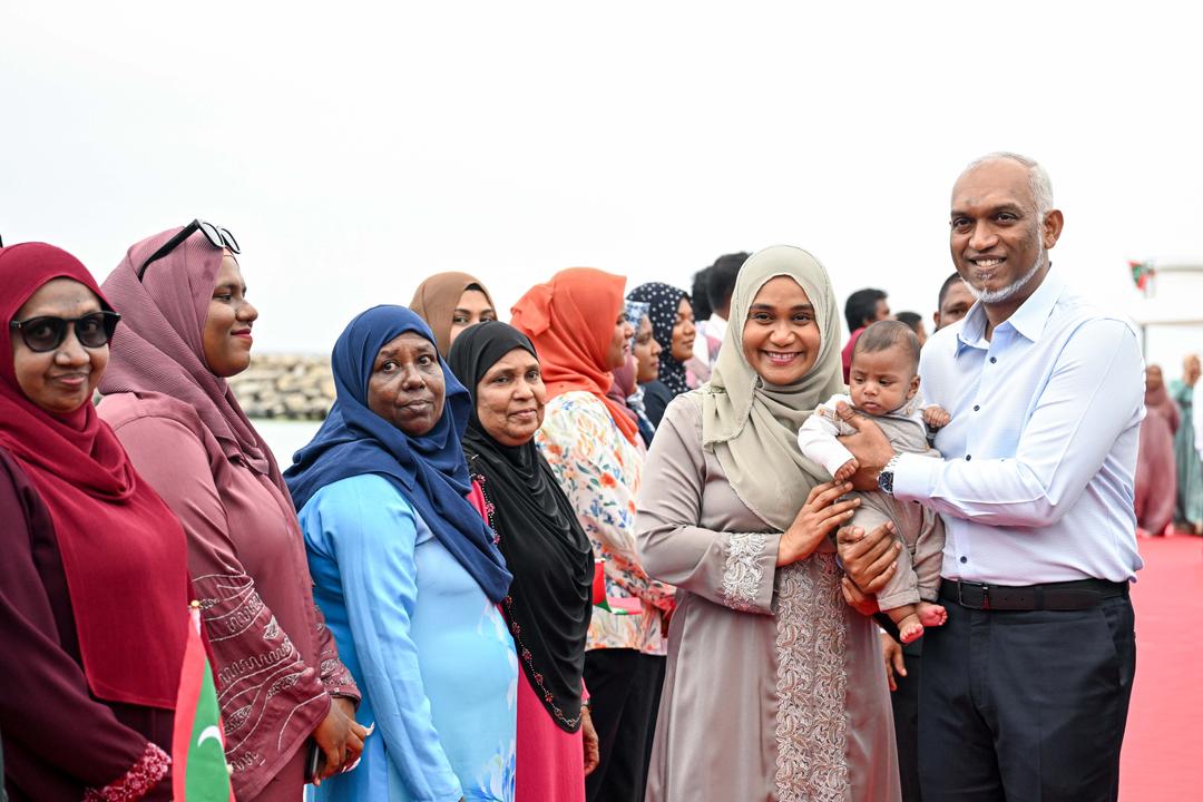 ރައީސްގެ ދެކަނބަލުނަށް އުކުޅަހުން ހޫނު މަރުޙަބާއެއް