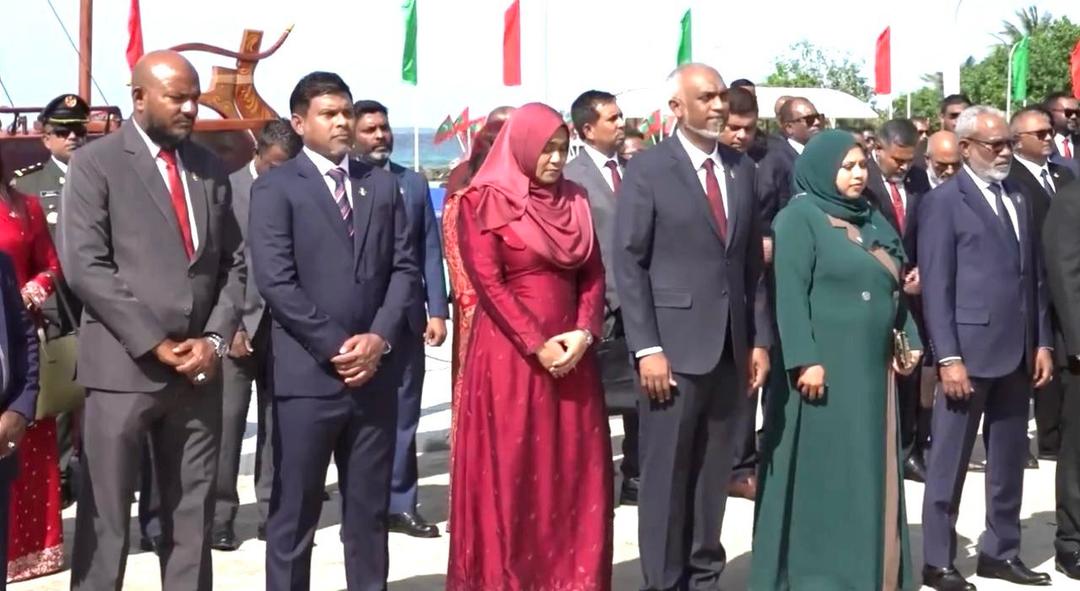 ރައީސްގެ ދެކަނބަލުން އުތީމަށް ވަޑައިގެންފި
