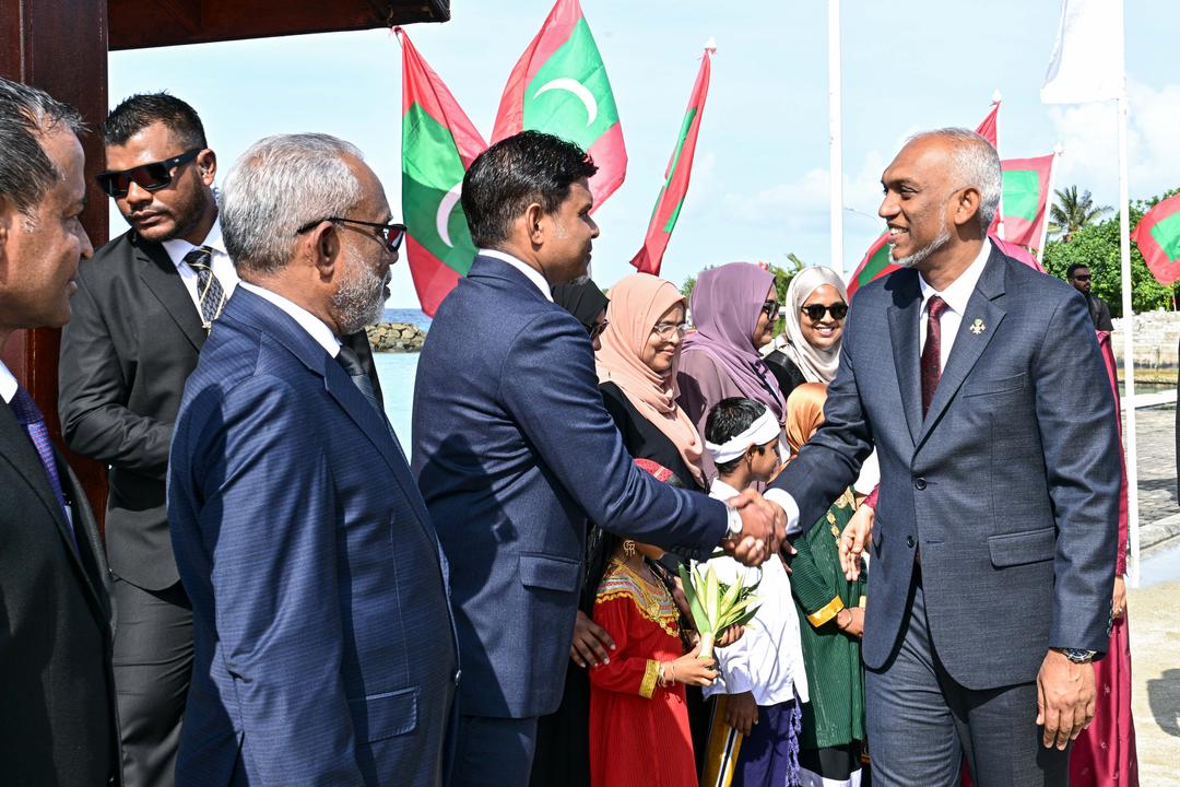 ރައީސްގެ ދެކަނބަލުން އުތީމަށް ވަޑައިގެންފި