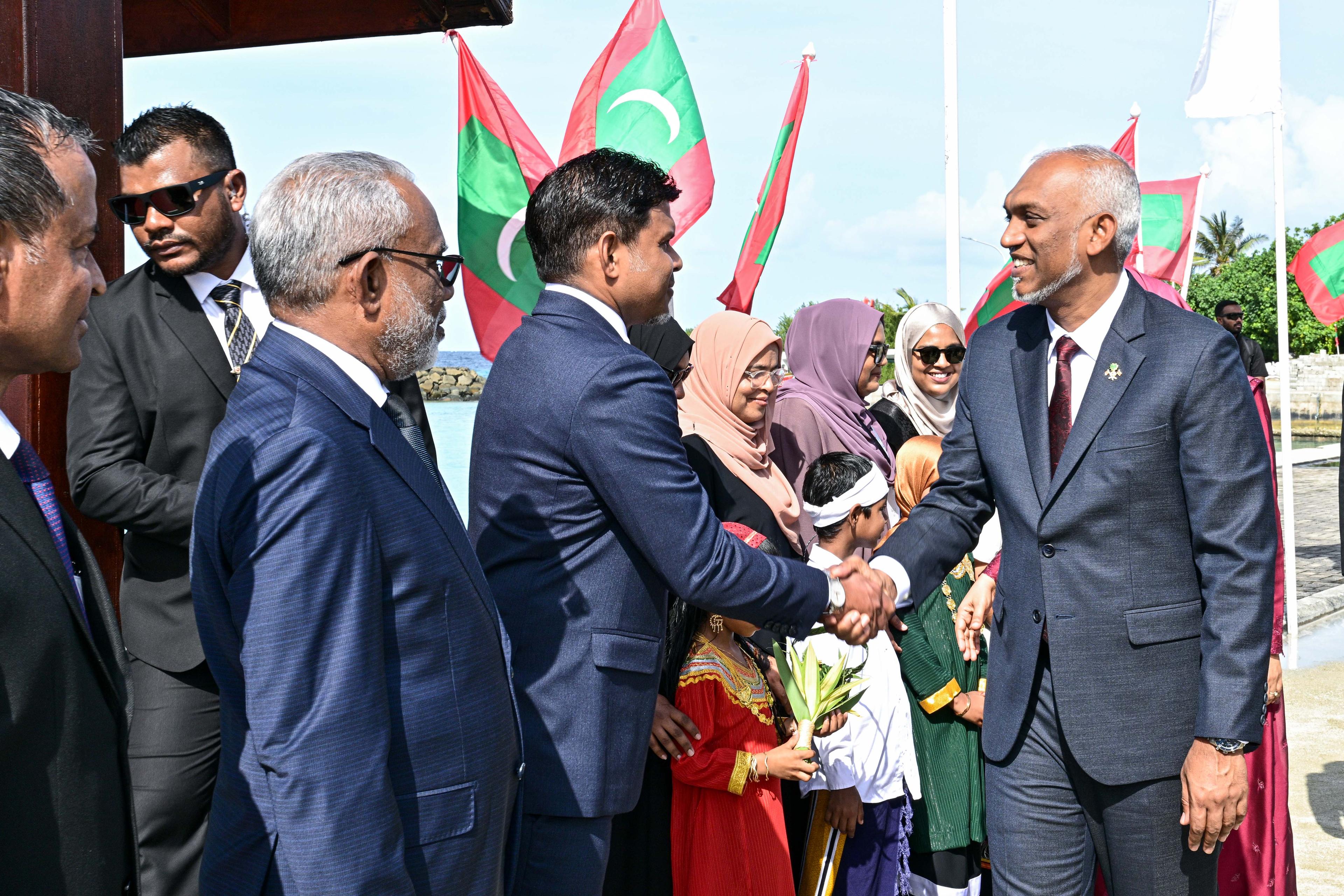 ރައީސްގެ ދެކަނބަލުން އުތީމަށް ވަޑައިގެންފި