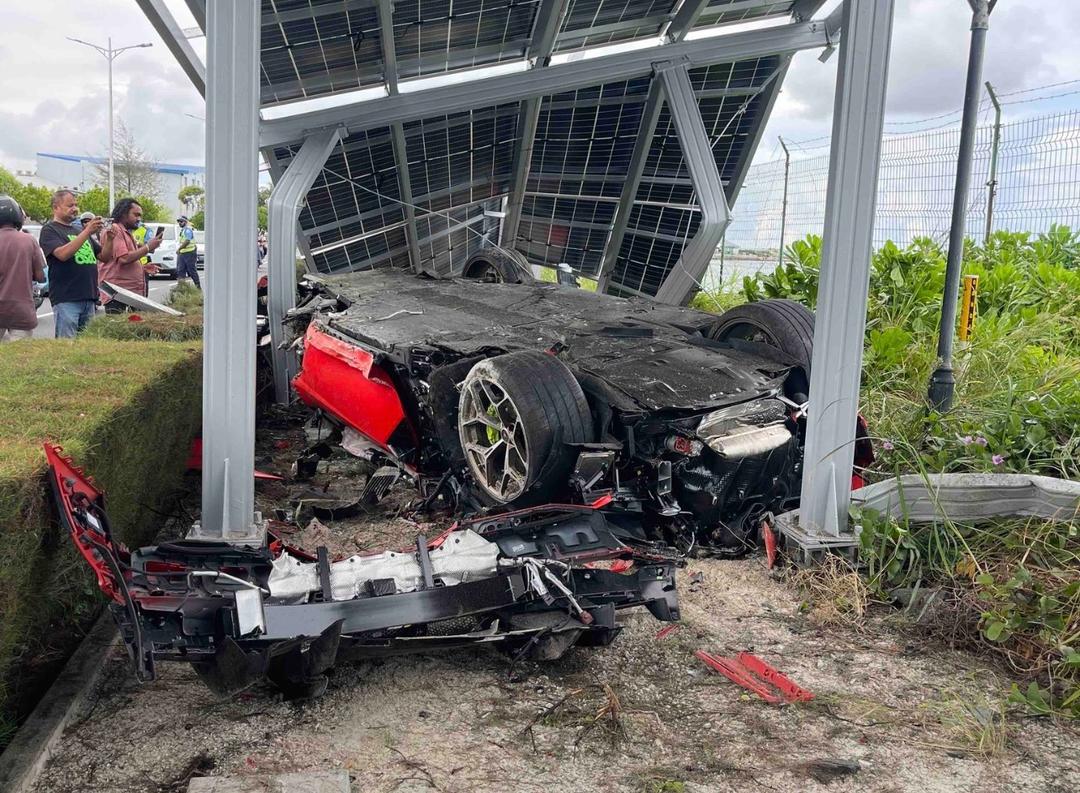 ހައިވޭގައި ކާރެއް ފުރޮޅާލައި ދެ މީހަކަށް އަނިޔާވެގެން ފަރުވާދެނީ