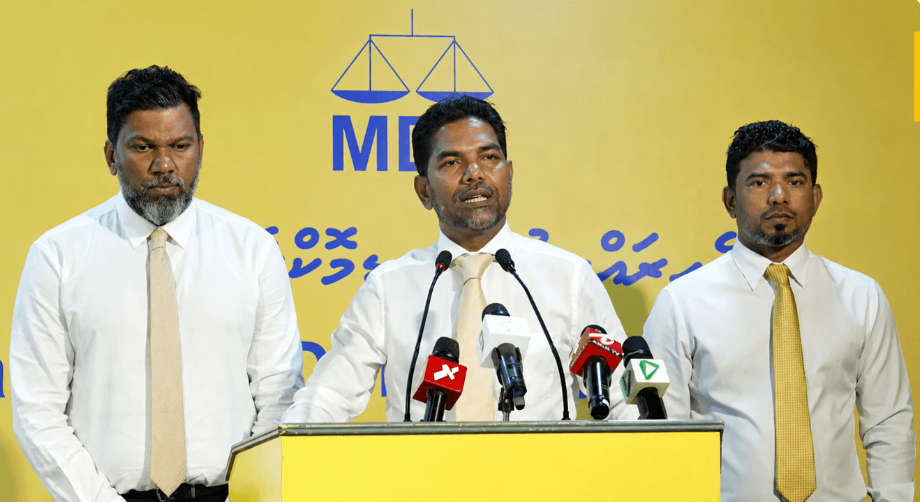 އެމްޑީޕީން ޕްރެސްކޮންފަރެންސް ދެނީ، މި ބޭފުޅުން ބުނަނީ މުޒާހަރާއަކުން ގައުމުގެ ހާލަތު ބަދަލުކޮށްލާނެކަމަށް، ފޮޓޯ: އެމްޑީޕީ