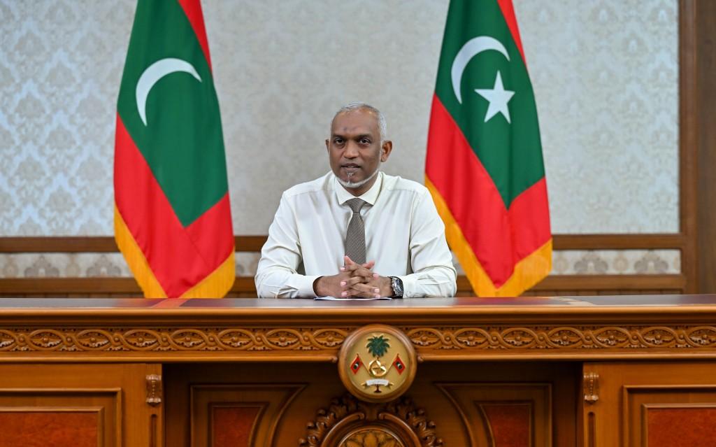 ިރިސޯޓް މުވައްޒަފުންނަށް ޑޮލަރުން މުސާރަދިނުން ހުއްޓާލައިގެން ނުވާނެ: ރައީސް