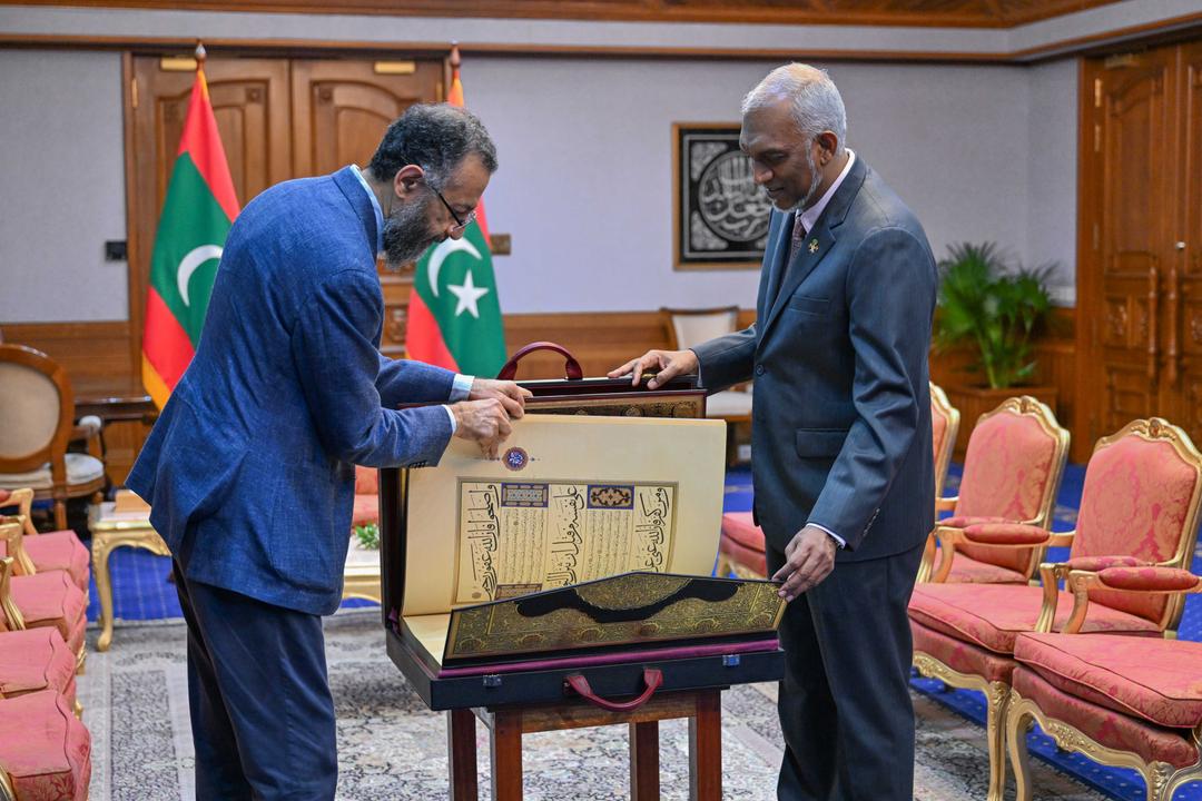 އައި.ސީ.ސީ.ޑީގެ ސެކްރެޓަރީ ޖެނެރަލް، އަތުލިޔުމުން ލިޔެފައިވާ ކީރިތި ޤުރްއާނުގެ މުޞްޙަފެއް، ރައީސުލްޖުމްހޫރިއްޔާއަށް ހަދިޔާކުރައްވަވައިފި