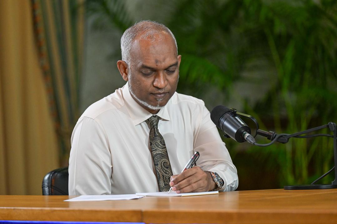 500 މިލިއަން ޑޮލަރުގެ ސުކޫކާއެކު ބޮޑެތި ދަރަނިތައް ދެއްކިން، ރާއްޖެ ބަނގުރޫޓެއް ނުވާނެ: ރައީސް