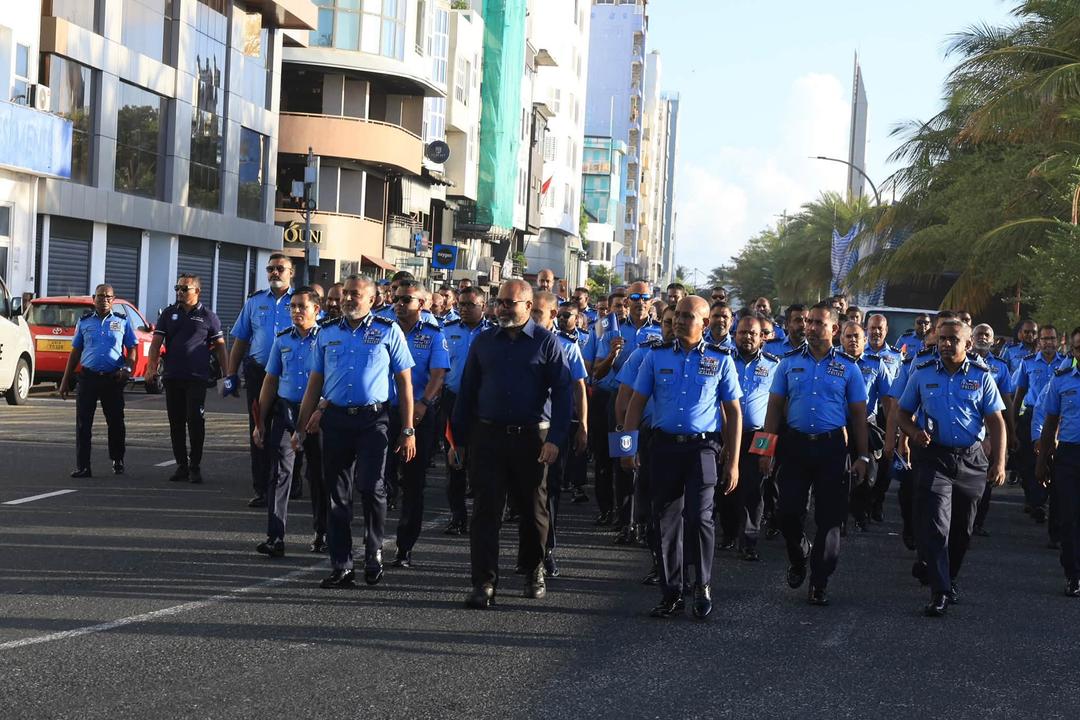 ވަޒީރު އިޙްސާންއާއި ސީޕީއާއެކު  ފުލުހުންގެ ބަދަހި ސަފުތައް ދައްކާލައިފި