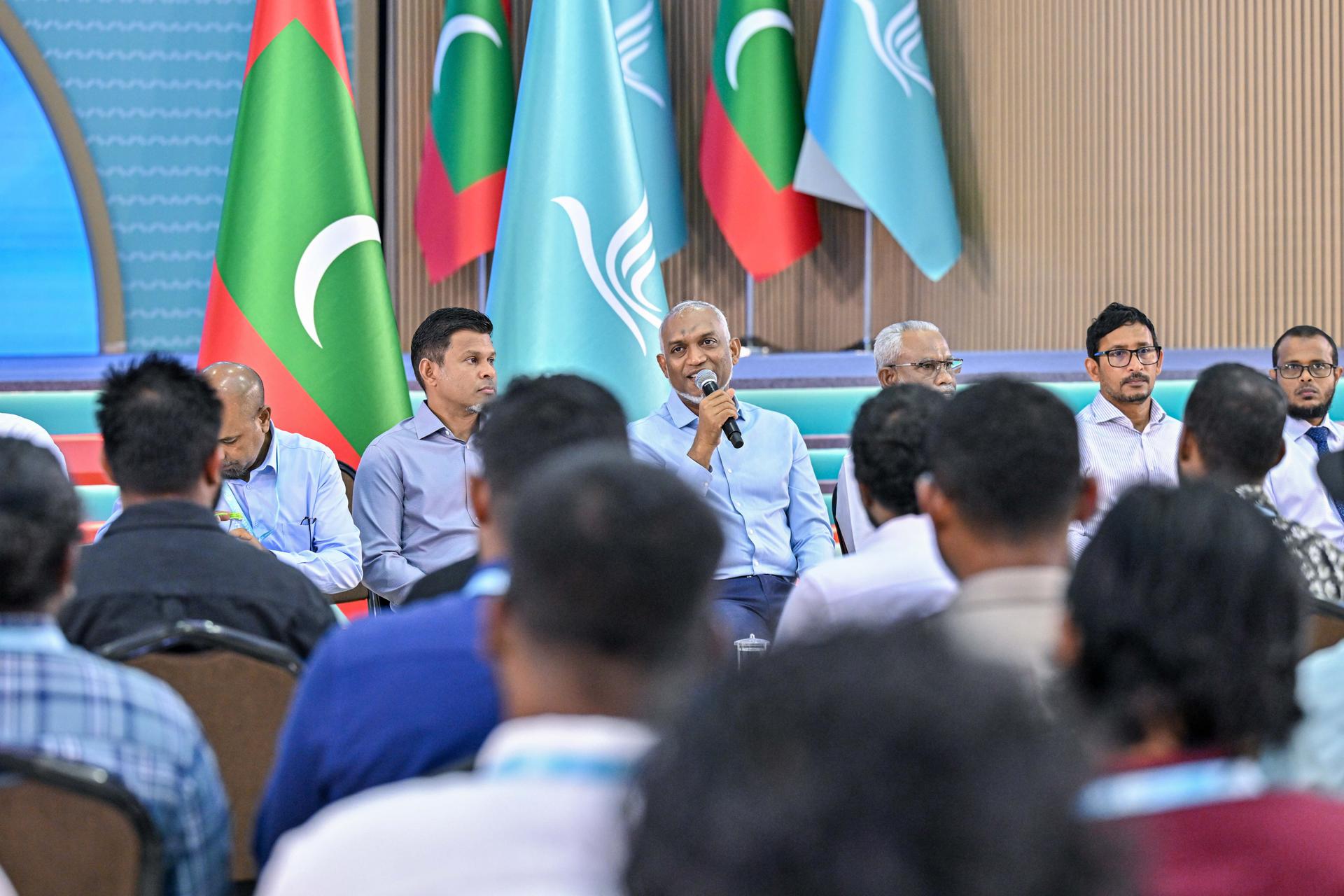 ފޮޓޯ ގެލެރީ: ކޮންގްރެސް ޕާޓީގެ މަތީ މަޖިލީހުގެ ބައިވެރިންނާއި ރައީސް ބައްދަލުކުރެއްވުން