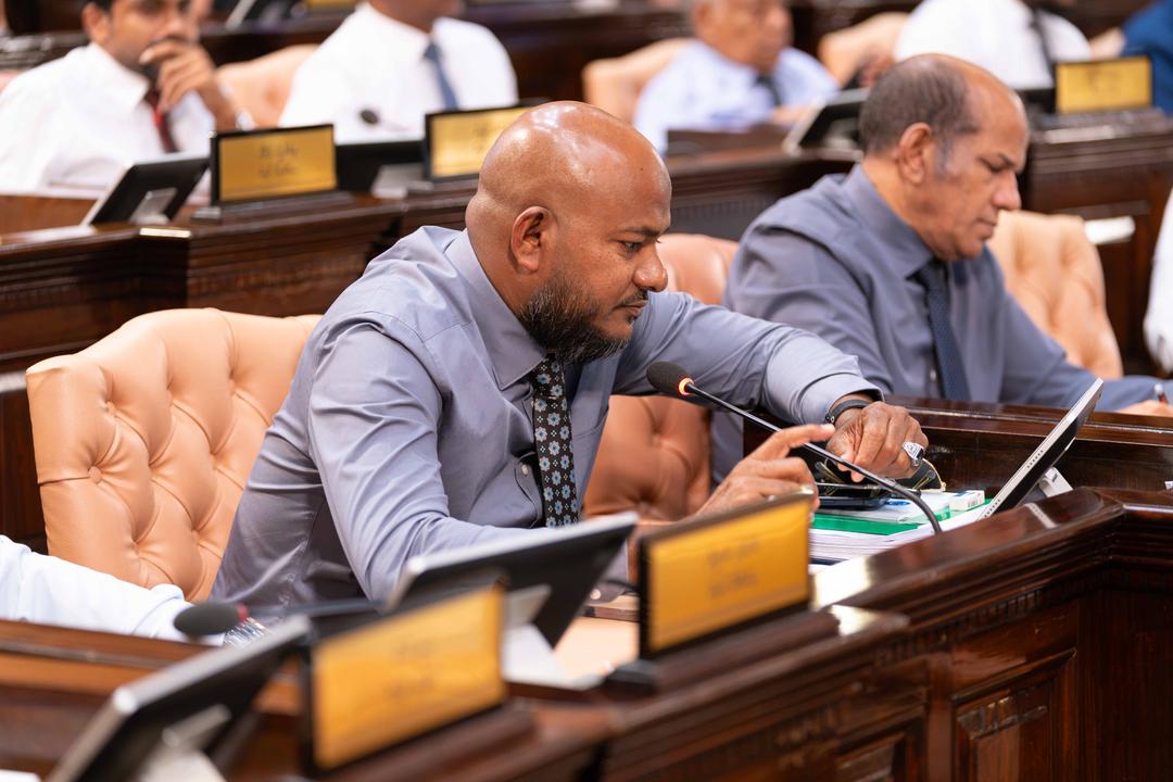 ރައީސް މުޢިއްޒަކީ ބޭރުފައިސާއިން އާމްދަނީ ލިބޭ ފަރާތްތަކަށް އިޚްތިރާމް ކުރައްވާ ލީޑަރެއް: ޝުޖާޢު