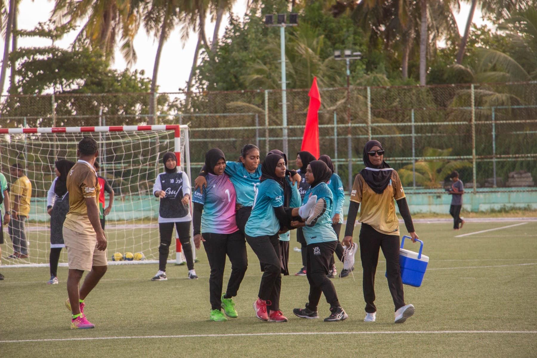 އަވައްޓެރި ފުލުހުންގެ ހޭންޑްބޯލް މުބާރާތުގެތެރެއިން--- ފޮޓޯ/ފ އަތޮޅު ޕޮލިސް