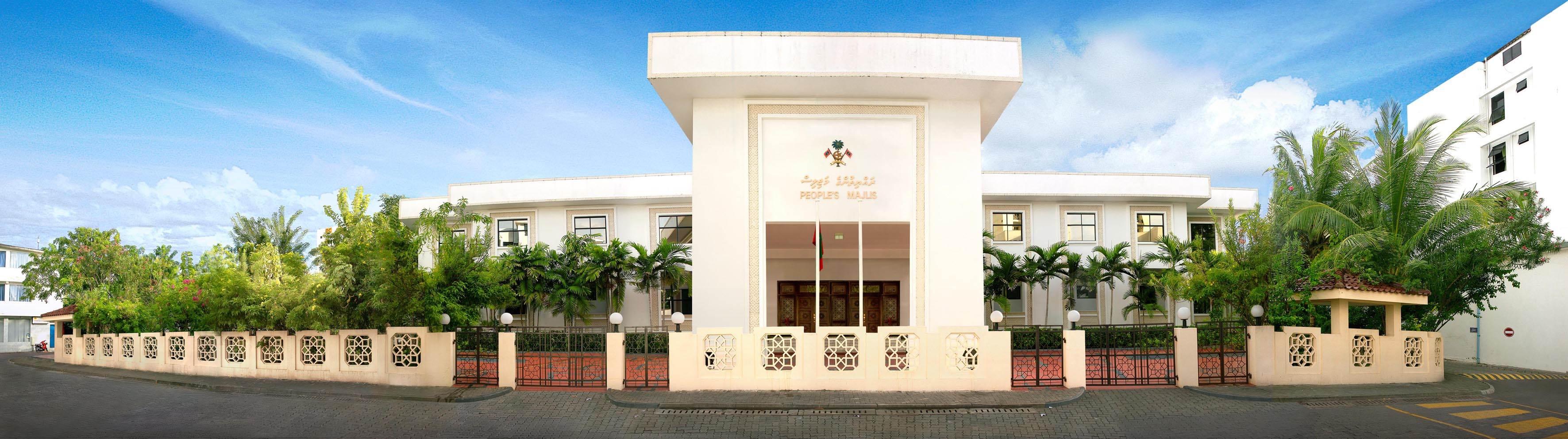 ދިވެހިރާއްޖޭގެ ޓޫރިޒަމާބެހޭ ޤާނޫނަށްއަށް އިޞްލާޙު ގެނައުމުގެ ބިލުގެ އިބްތިދާއީ ބަހުސް ކުރިއަށް ގެންގޮސްފި.
