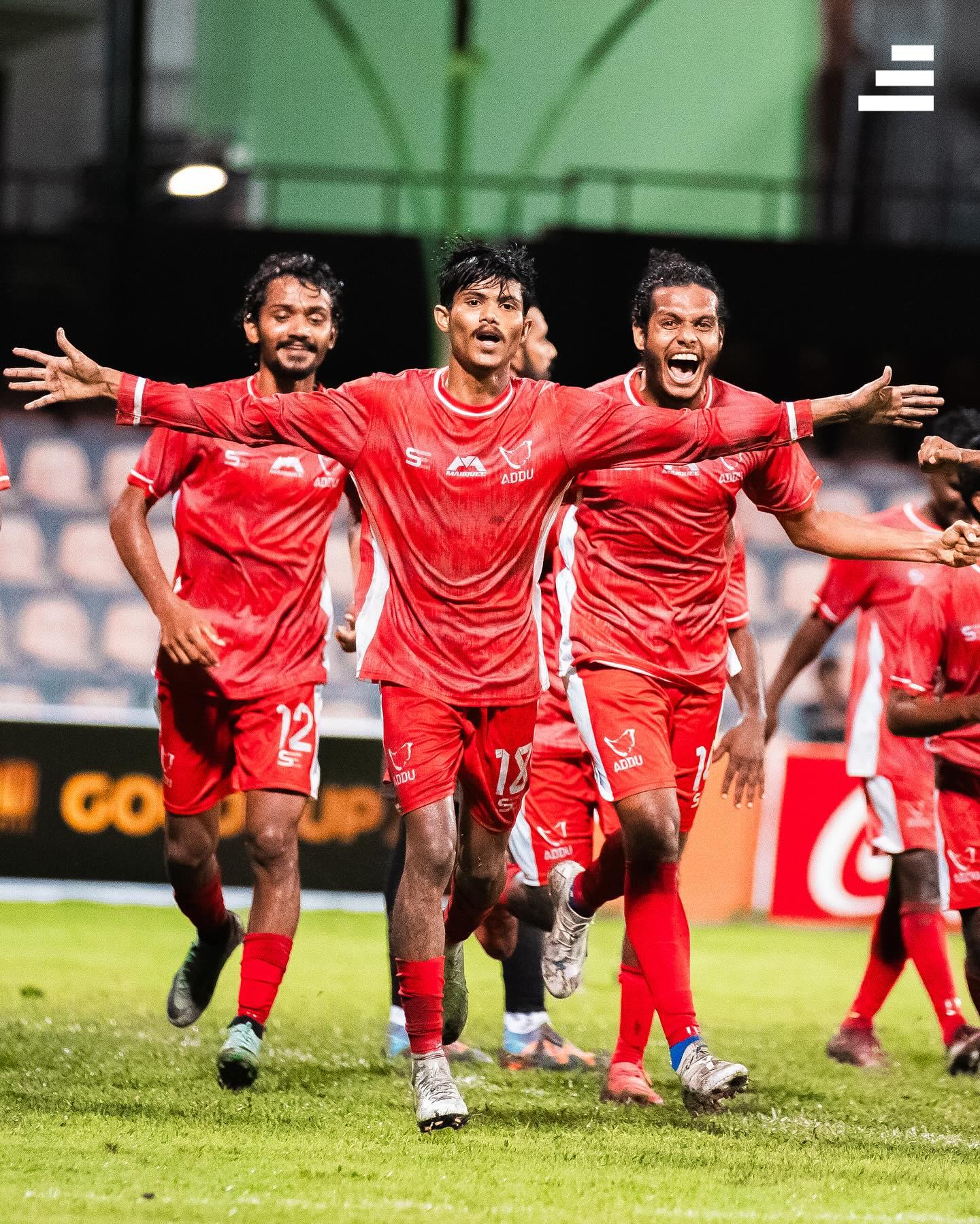 ރޭގެ މެޗުގައި އައްޑޫ ޓީމުން ގޯލު ޖެހުމަށްފަހު އުފާފާޅުކުރަނީ. ފޮޓޯ: ސިޑިބަރި