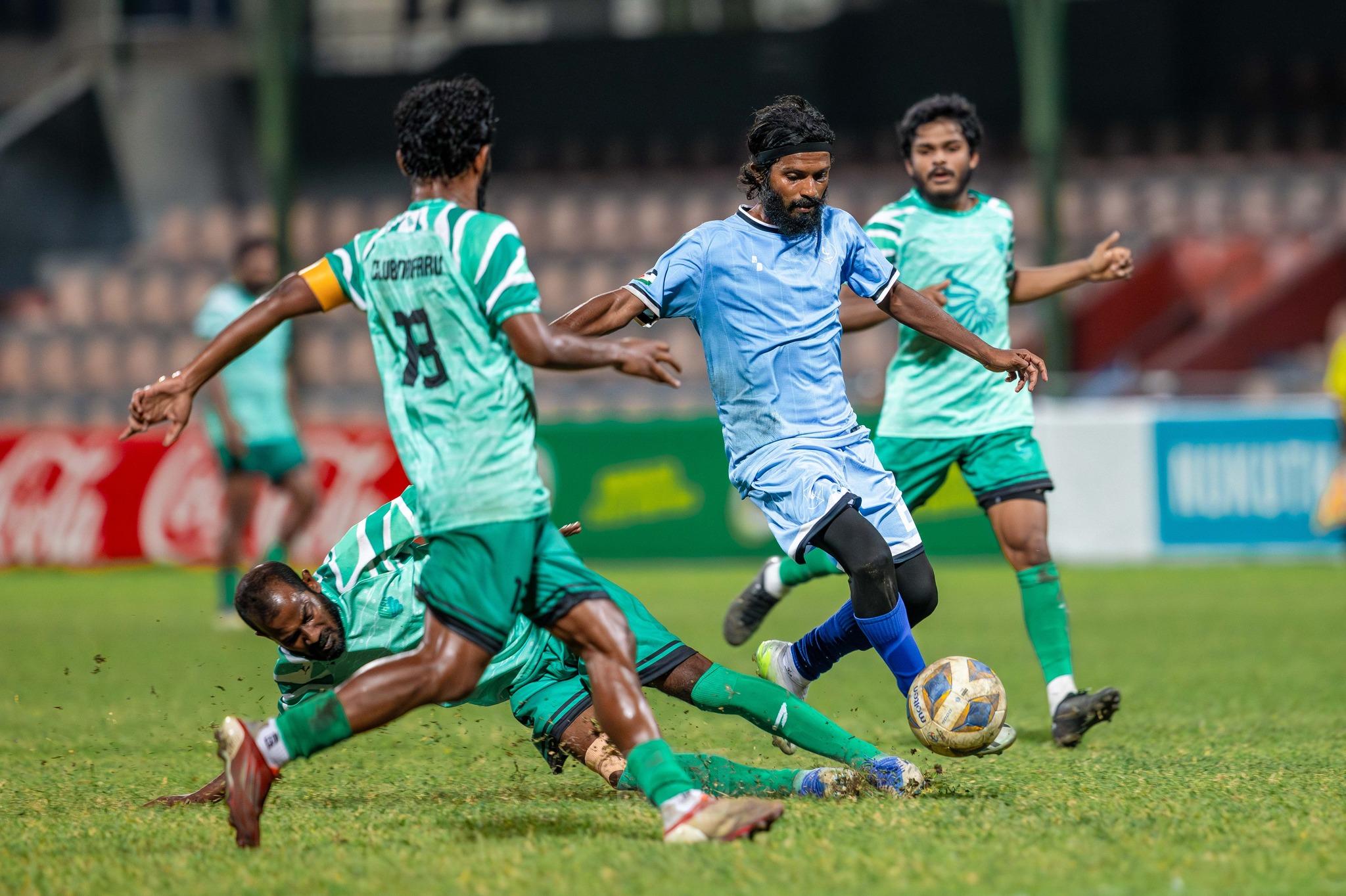 އަލިފުއްޓާއި ނައިފަރު ބައްދަލުކުރި މެޗުގެ ތެރެއިން. ފޮޓޯ: އަބްދުﷲ އަބީދު | ވަޤުތު ސްޕޯރޓްސް